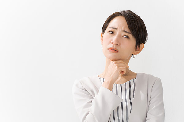 悩む人
